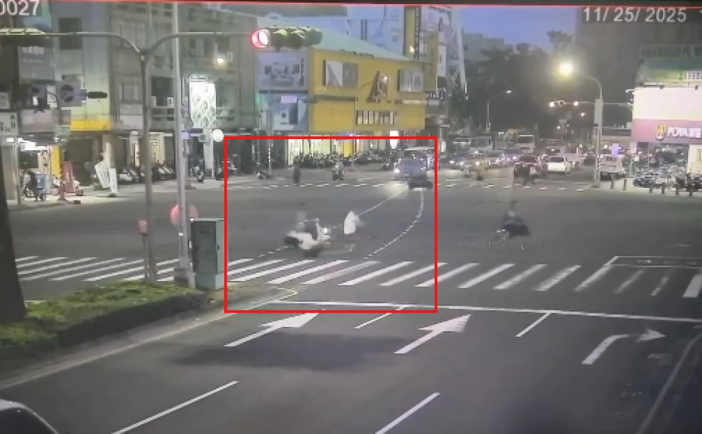 高雄民生光華路口驚見「自行車拖小車載人」　警：危險又違規