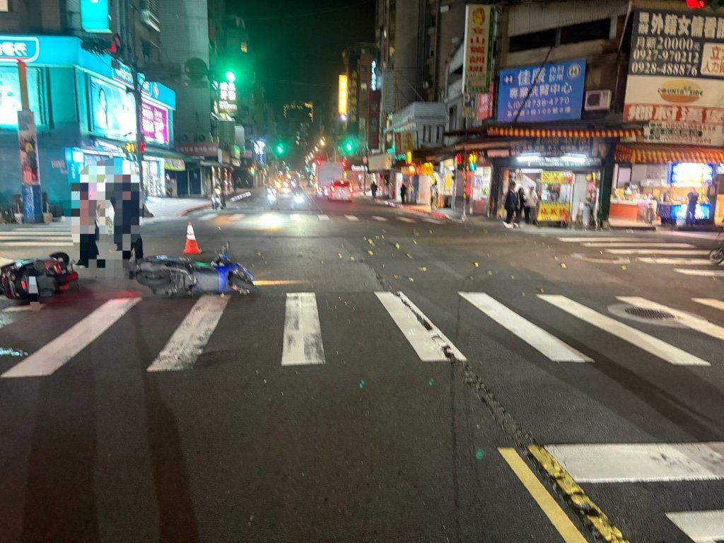吳興街巷口！重機左轉撞上直行機車 　2騎士受傷送醫