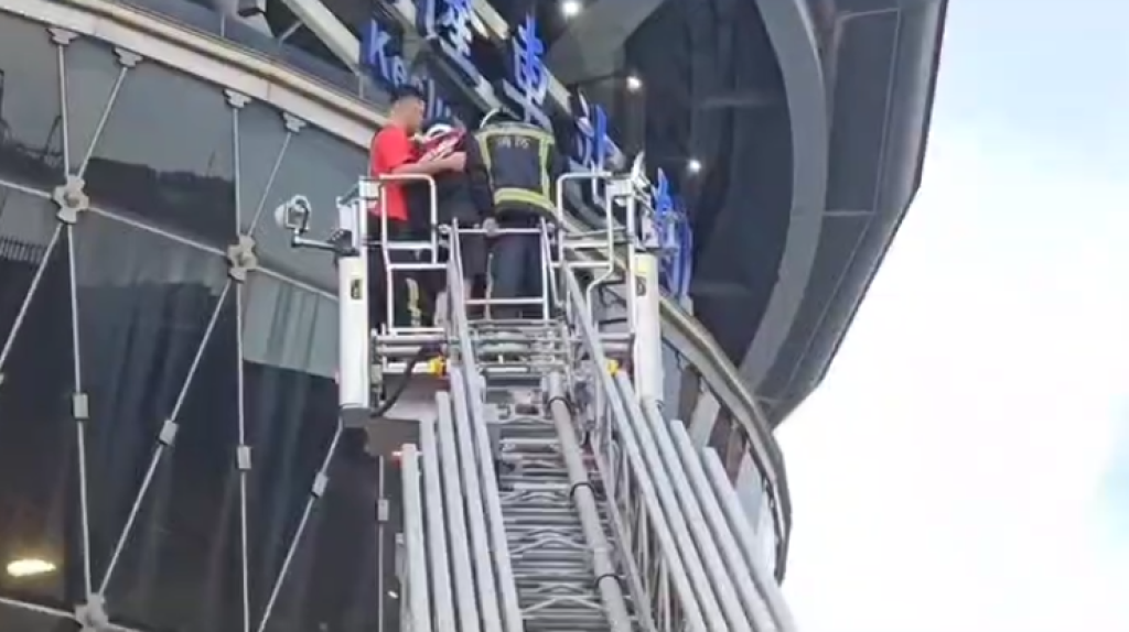 通緝犯拒檢開車闖入台鐵基隆車站軌道！　棄車逃逸躲車站頂棚遭逮捕害台鐵列車誤點