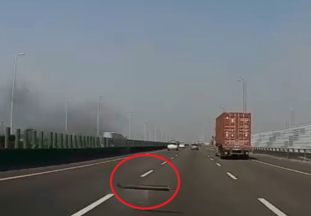 國道驚魂！脫落傳動軸飛來迎面撞擊安全氣囊炸開　駕駛：人生跑馬燈走一回