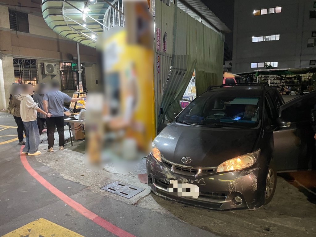 高雄翁一開車「撞鐵皮屋」！釀店家東西壞、鐵皮需重建