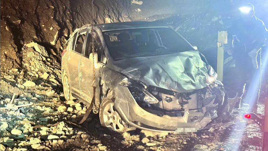 台東夫妻夜訪友人「路況不熟」　駕車直墜2層樓落差溪床