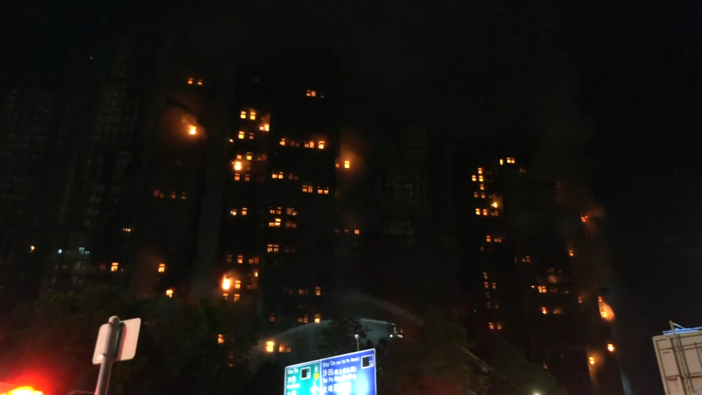 10分鐘燒成地獄！宏福苑大火13死　疑工人「亂丟菸蒂」引爆火龍狂竄