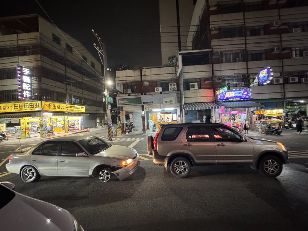 前輪脫落還上路！高雄男深夜追撞停等紅燈車