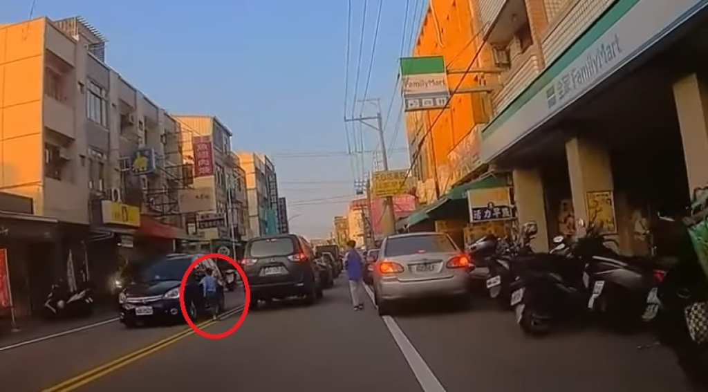  驚險！梧棲男童馬路亂跑險被撞　網友：父母不管、龍巖會館
