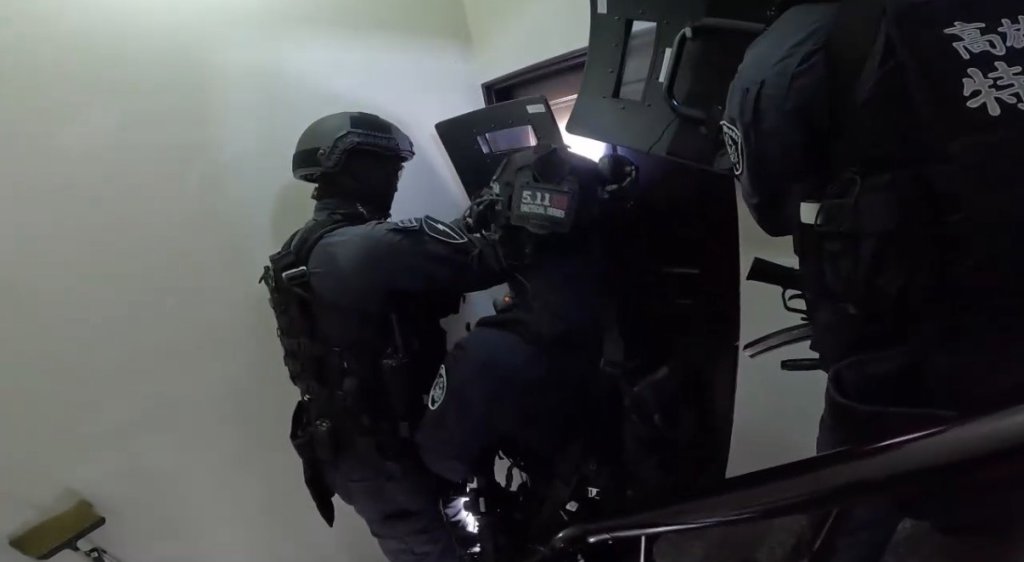 狂抄2毒窟！保三總隊見「外籍團」幫製毒　起獲槍枝、百萬現金