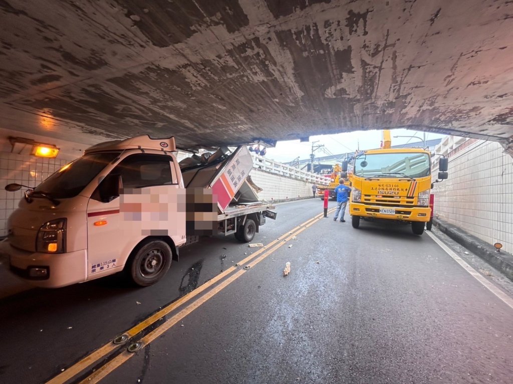 小貨車載「蛋」爆卡關！2.6m車斗硬闖限高2.2公尺地下道 撞擊畫面曝