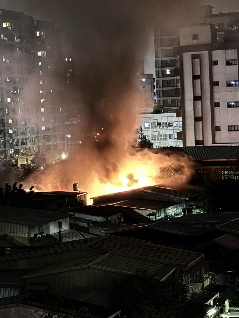 北市萬華驚傳火警！雙和市場火舌黑煙狂竄　1人受困送醫