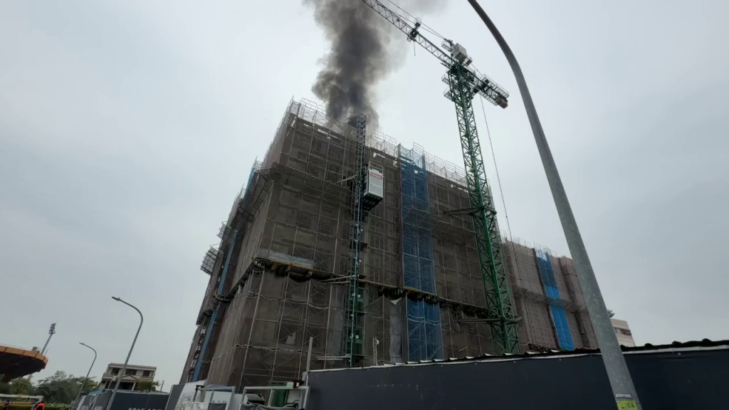 台南新營工地火警！7樓如煙囪狂冒黑煙　火灰掉地下室再延燒