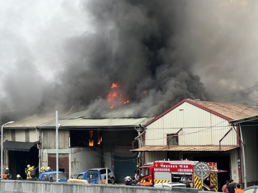 快訊／高雄高醫對面火災！鐵皮屋濃煙狂竄天　特搜2分隊、化學車出動