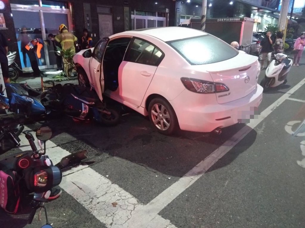 新／台南2車追撞！波及8車7人　多人輕重傷送醫