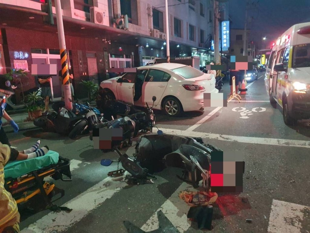 有片／台南永康連環撞！2車追撞再衝撞8車　多人受傷撞擊畫面曝
