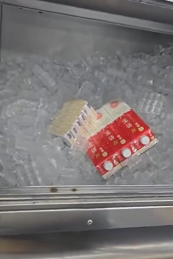 把好市多當自家冰箱？奶茶起司丟進賣場冰櫃　網友看傻眼