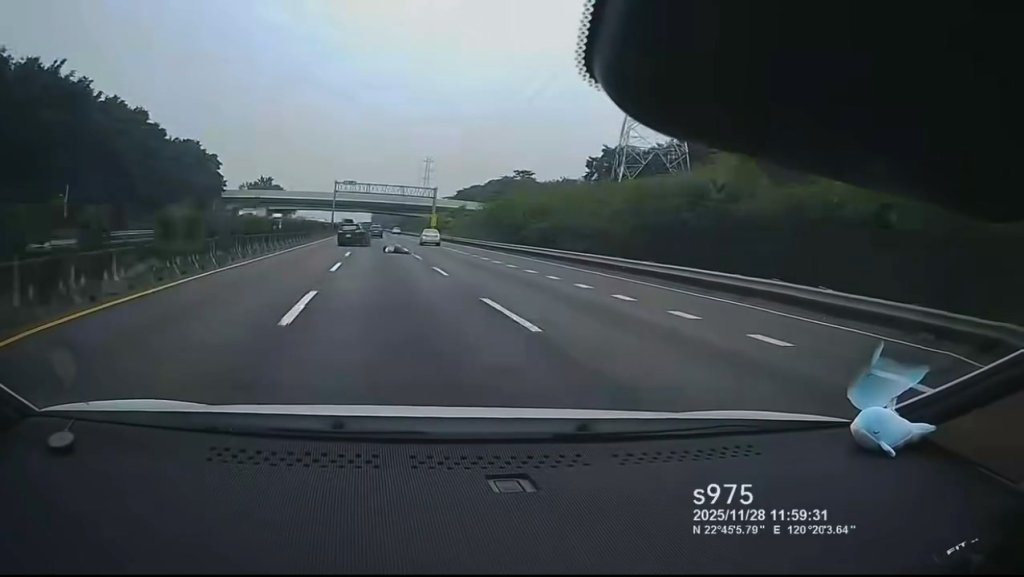 影／睡到掉出車外？男乘客「國道摔落地」後車神閃避　網友：沒死真的命大