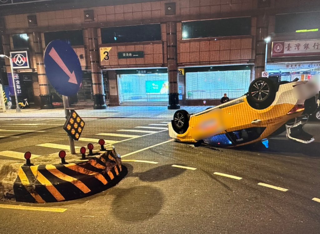 文山分局前小黃左轉「直撞庇護島」　當場四輪朝天