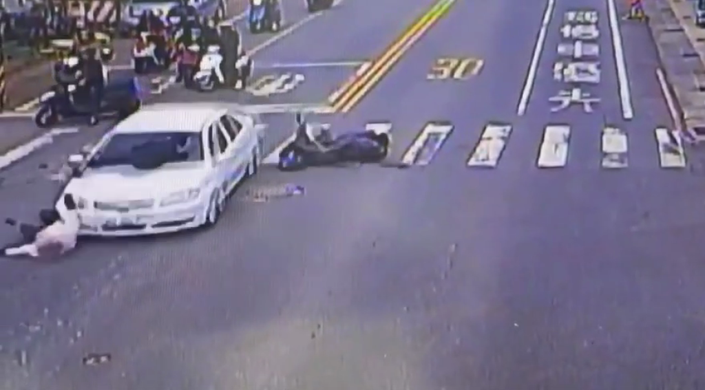 影／台南轎車「保齡球式」撞擊！3騎士等紅燈遭撞　2人噴飛送醫救治