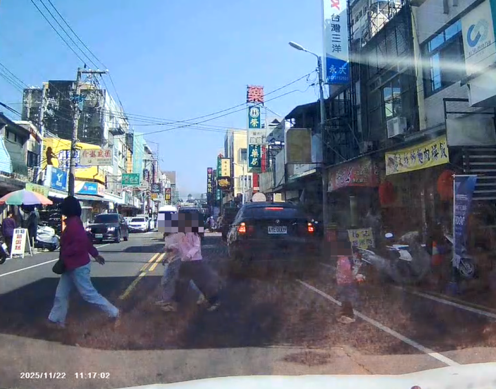 爆料／離譜！家長未牽好小朋友過馬路 女童愣在路中反遭巴頭責罰