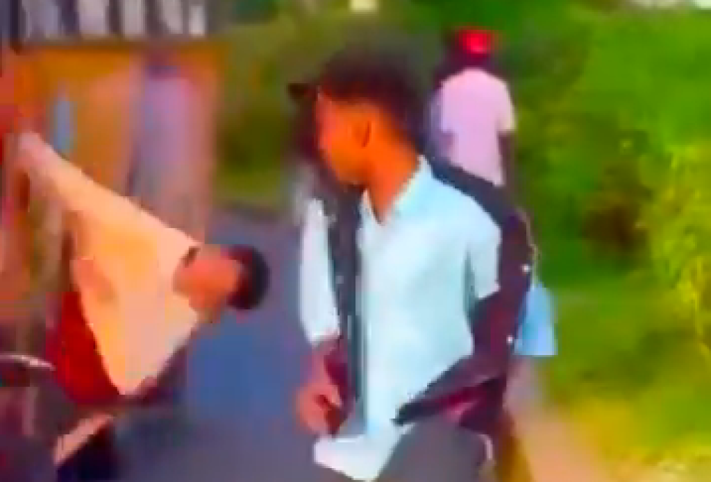 影／網紅拍片沒看路！與友擊掌轉身「下秒被公車撞飛」　影片網路瘋傳