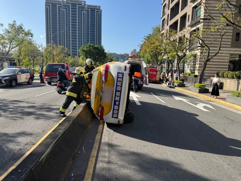 文山區1日2翻車！凌晨才傳小黃自撞翻覆　9小時內又傳擦撞成「立筊」