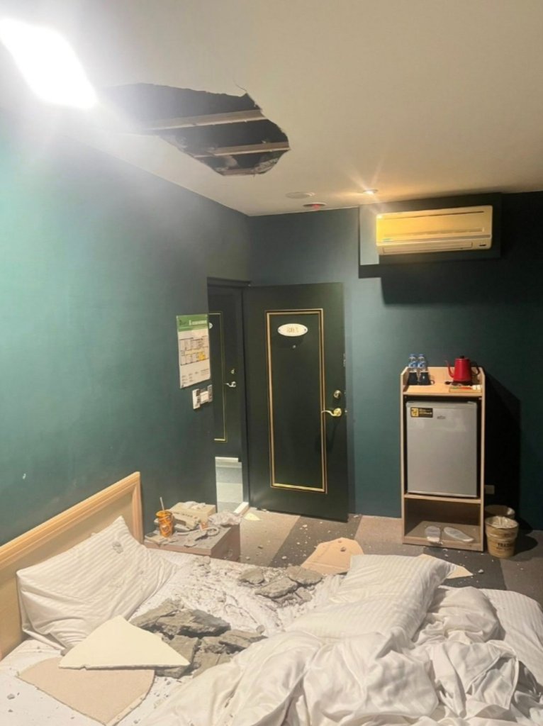 天花板整塊塌落！中壢旅館水泥砸床住客驚魂　網友兩派吵翻