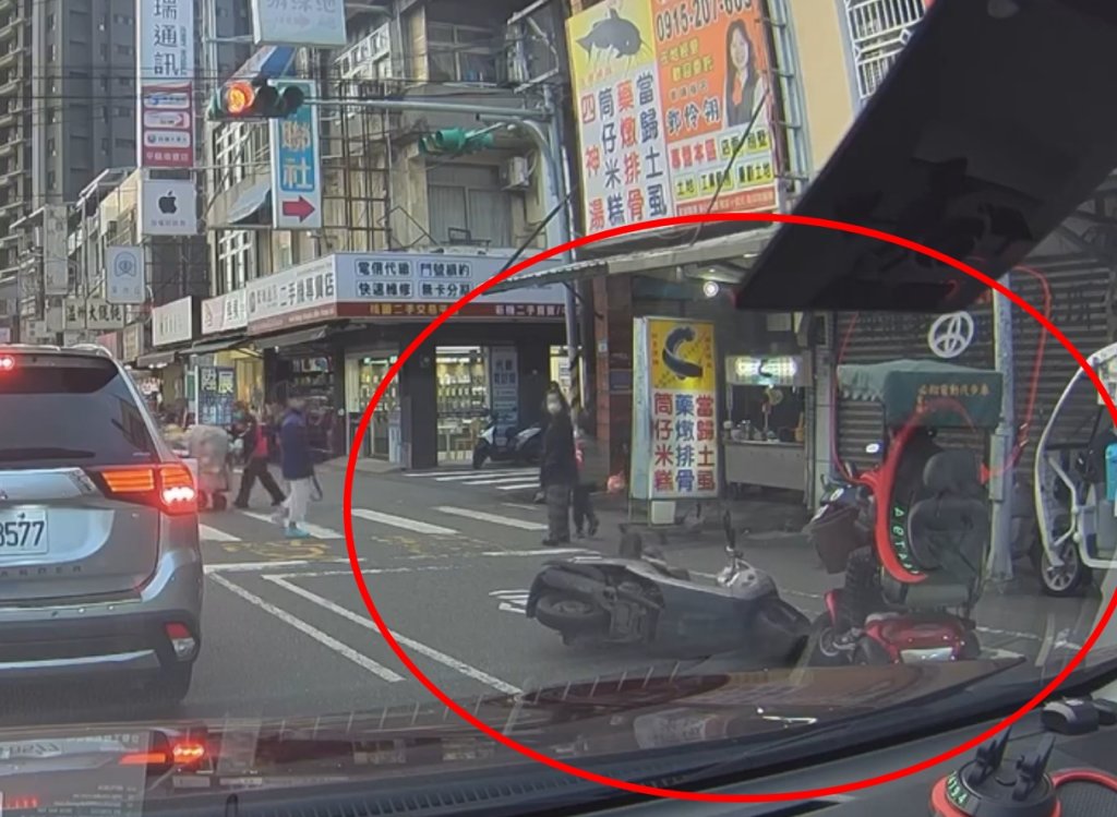 影/逆向阿伯對上電動代步車！「輕輕一撞」卻倒地　網笑翻：三寶對決神主牌