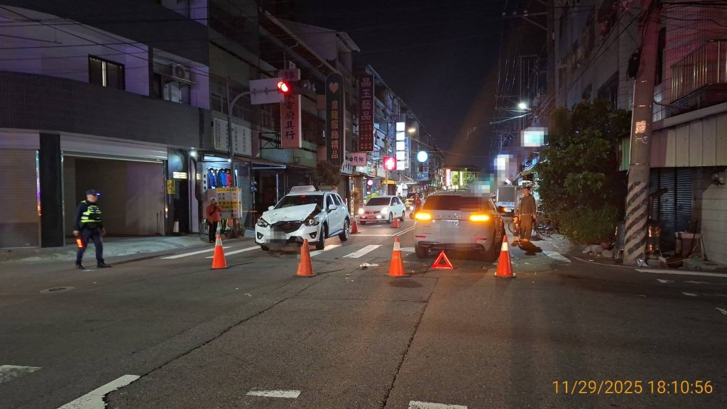 影/左轉沒注意「砰」一聲！大里路口2車對撞 4人受傷送醫