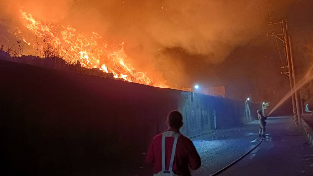 快訊／台南安南垃圾掩埋場火警！20公尺高垃圾狂燒　消防搶救中