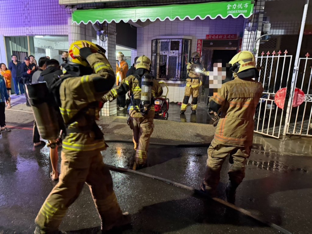快訊／台南新營民宅深夜火警！濃煙竄出　2童受困獲救