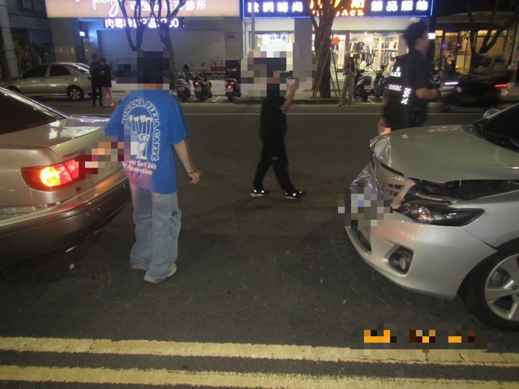 路口一個沒踩住！中山、青年3車追撞 幸好只有車傷沒人傷