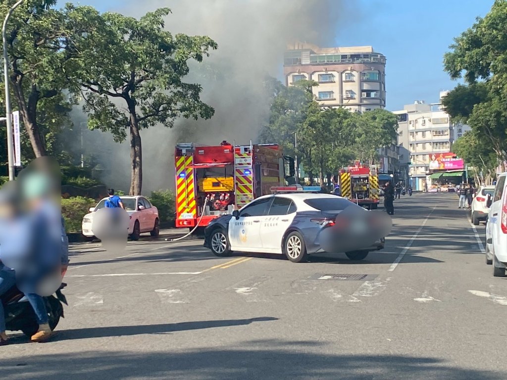 路邊突然燒起來！小港金府路發財車火燒全毀