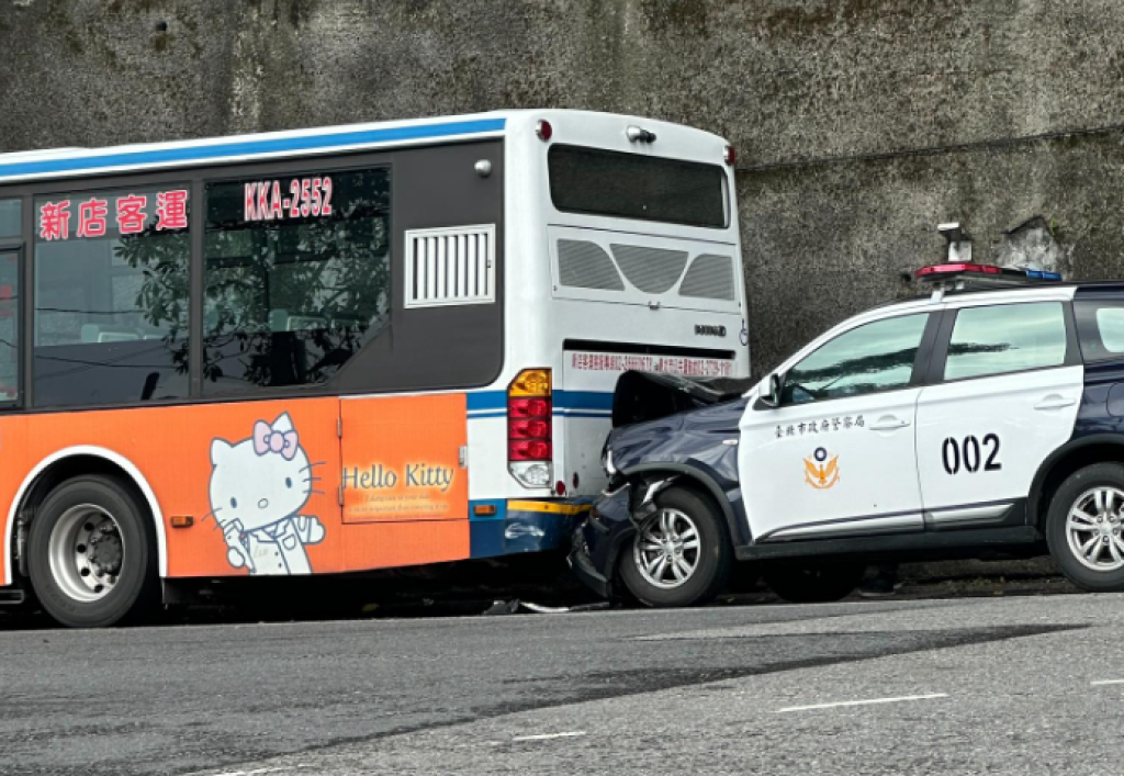 台北市警局警車新店追撞客運車！　網友：你累了嗎？