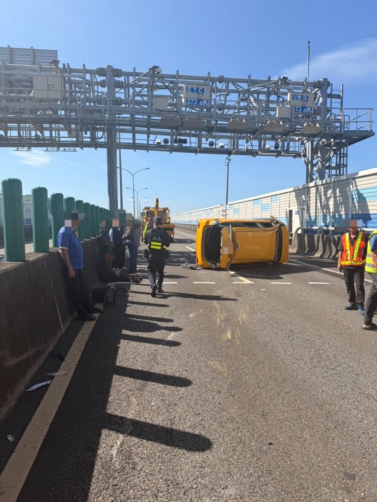 國道計程車被撞翻覆！　駕駛及3名乘客受傷送醫