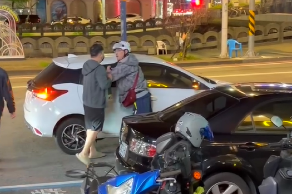 影／點外送沒取餐被退！男怒衝麥當勞毆打外送員　遭路人噴辣椒水