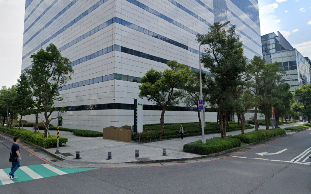 人行道變「賽車道」！新店裕隆城前15歲少年騎YouBike猛撞5歲女童