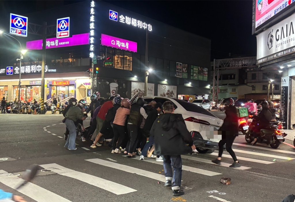 有片/ 竹市路口悚撞! BMW猛撞停等機車 騎士捲車底 眾人急抬車救人