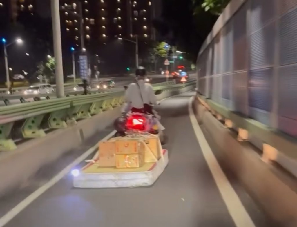 楠梓驚見「聖誕老公公」? 騎士拖床墊上路！違反兩規定最高罰1200元