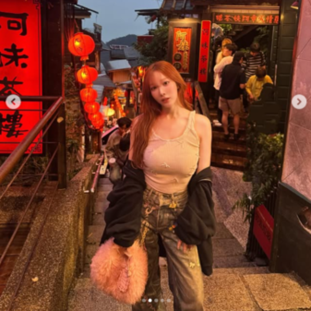 小宵虎南來台逛九份！甜酷穿搭辣曬神乳　粉絲暴動朝聖