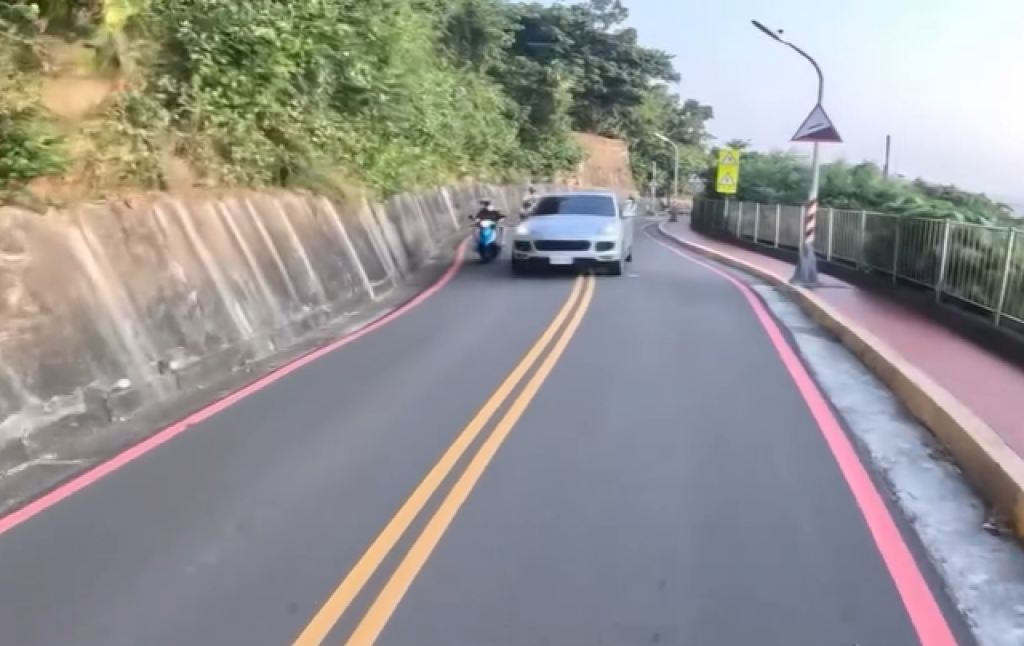 保時捷壓雙黃線超車被檢舉警回「車牌模糊」? 網傻眼:明明一清二楚