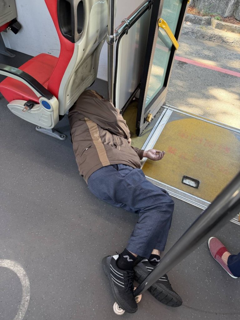 台中公車傳意外！　司機煞車致84歲翁摔倒命危