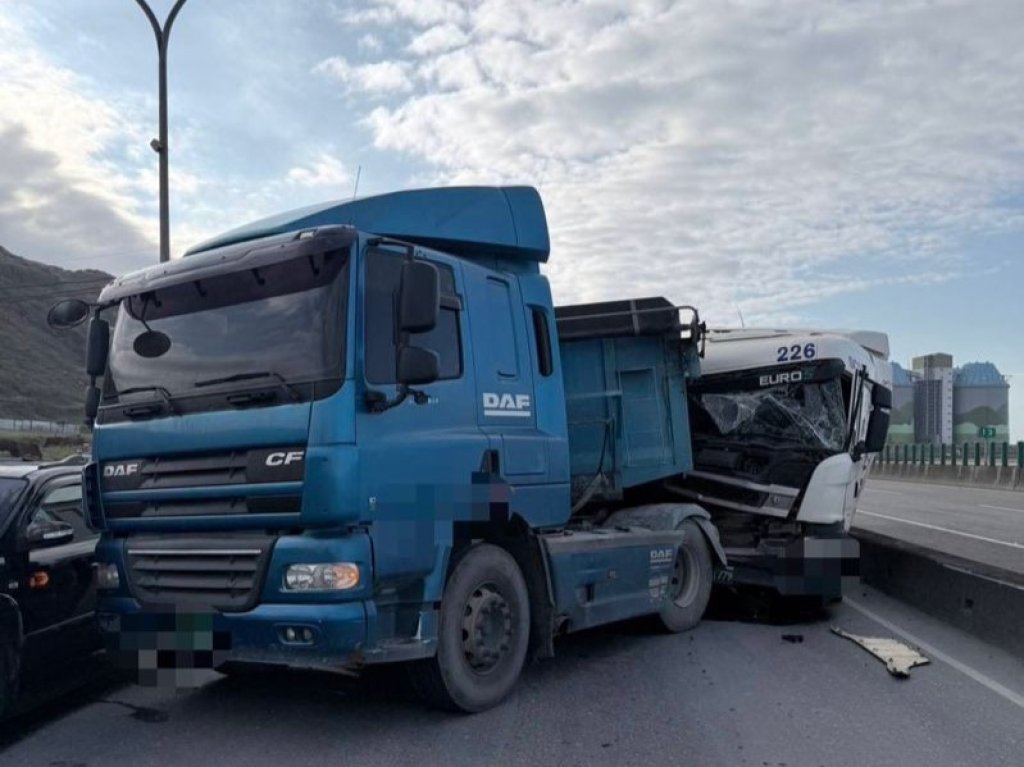 迴轉惹禍！林口台15線2砂石車碰撞　後車駕駛一度夾困車內