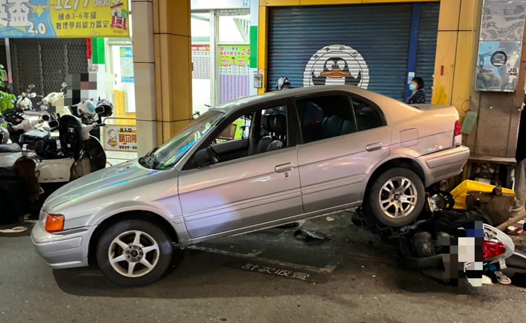 怎麼開的？高雄7旬翁「打檔失誤」倒退嚕撞6機車、1騎士慘摔