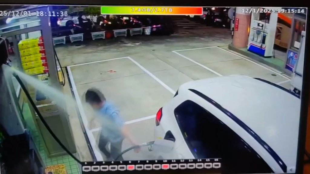 影／加油站管線突破裂！轎車慘被汽油狂噴近3分鐘　員工緊急按鈕停下　