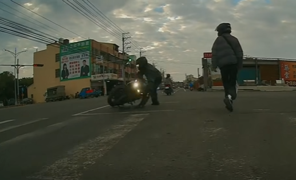 影/起步翹孤輪失控暴衝　騎士死命拉車仍翻倒　早晨路口驚魂全都錄
