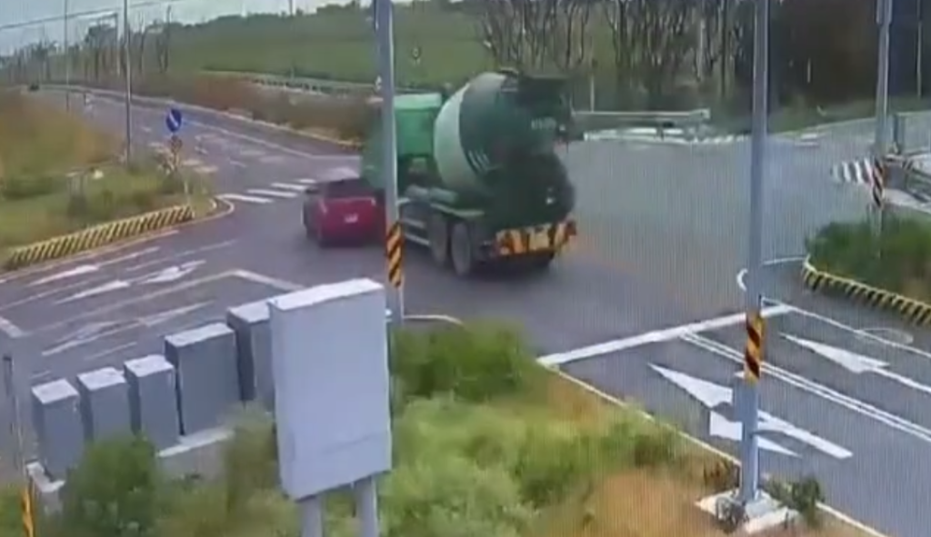 撞擊畫面曝光！二林預拌混凝土車自小客車相撞　3人受傷送醫