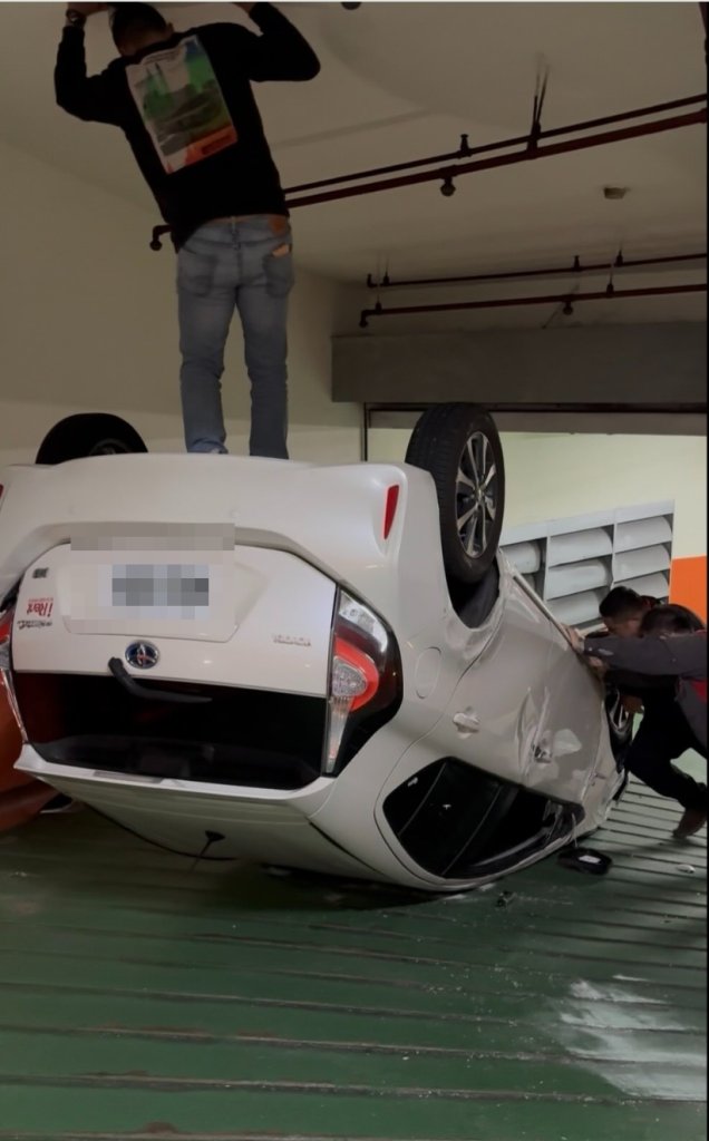 地下停車場也能翻車！租賃車四輪朝天躺平 網友傻眼:這什麼神技能