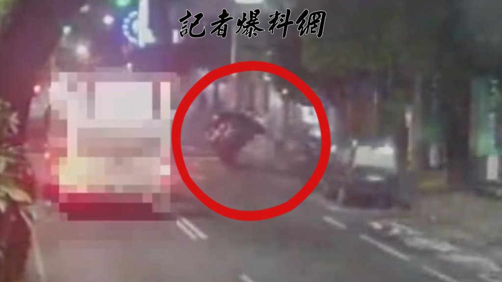 三重街頭玩命關頭！女駕駛恍神自撞「翹兩輪」掃翻整排10機車