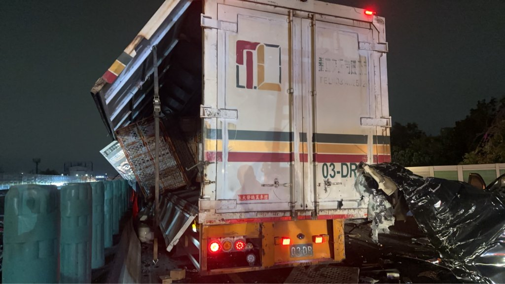 快訊／國道1號豐原路段凌晨事故　南下170.6K兩車占用全線　行車大回堵