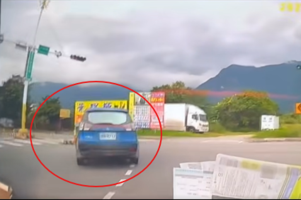 影/切西瓜失敗？藍色轎車左轉直撞行人庇護島　全程被行車紀錄器拍下