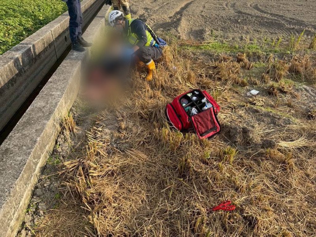 驚悚！苗栗後龍自小客車自撞　男駕駛脖子喉嚨大量失血身旁有剪刀