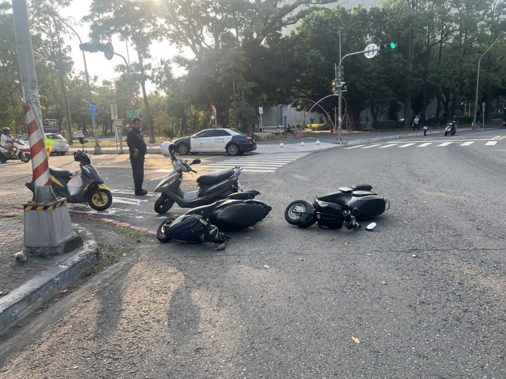 影/貨車滲漏油漬害4騎士接連摔車　肇事駕駛逃逸警追人